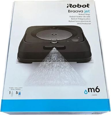 le boîtier du robot est ouvert pour montrer l'eau qui en sort