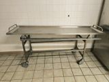 une table à roulettes en acier inoxydable dans une pièce