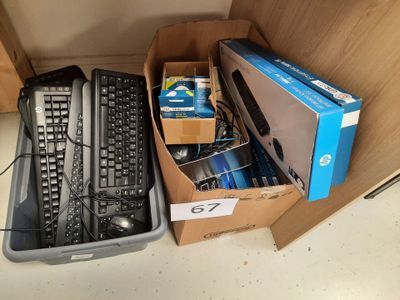 une boîte contenant un clavier et une souris, à côté d'une boîte contenant un clavier