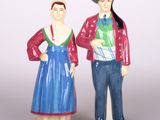 deux figurines d'un homme et d'une femme debout l'un à côté de l'autre