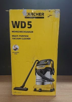 un carton contenant un aspirateur posé sur une table en bois