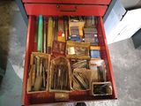 une boîte à outils rouge contenant de nombreux outils différents