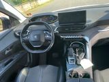 l'intérieur d'une voiture avec un volant, un tableau de bord et une planche de bord
