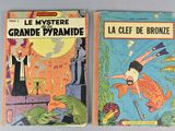 deux livres posés sur une table, avec sur la couverture le dessin d'un homme et d'une femme