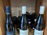plusieurs bouteilles de vin se trouvent sur une étagère dans un magasin