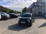 de nombreuses voitures garées sur un parking devant un immeuble