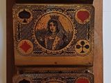 trois cartes à jouer accrochées au mur les unes à côté des autres
