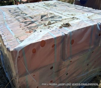une boîte emballée dans du plastique et posée par terre