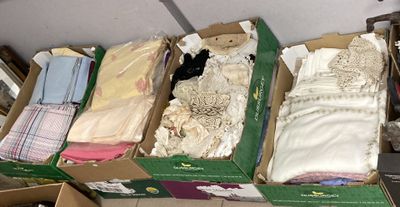 Plusieurs cartons de vêtements sont empilés les uns sur les autres