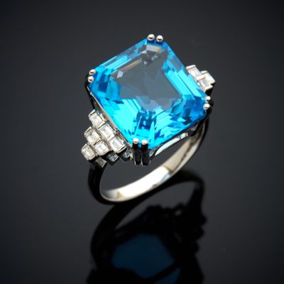 une bague en topaze bleue et diamants