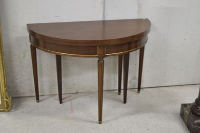une petite table avec un plateau en bois dans une pièce