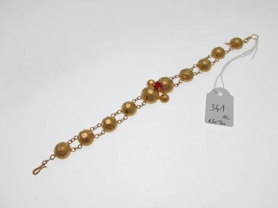 Gros plan sur un bracelet portant une étiquette