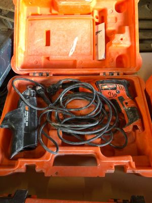 une trousse à outils dans un coffret en plastique posée sur une table