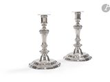 paire de chandeliers en argent sur fond blanc