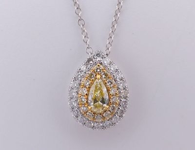un gros plan sur un collier orné d'un diamant jaune en forme de poire