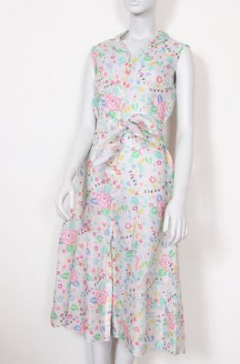 un mannequin portant une robe à motifs floraux