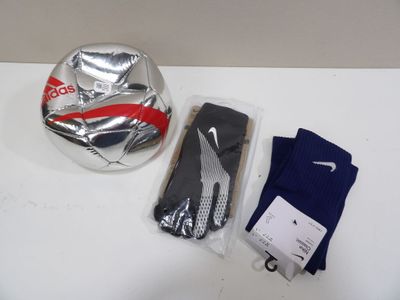 FOOTBALL : x3 articles neufs : Gants Nike, Paire de chausset…