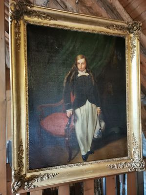 un tableau représentant une jeune fille en robe noire dans une pièce