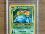 une carte Pokémon sur laquelle figure une grenouille bleue et jaune