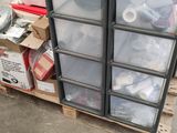une pile de boîtes sur une palette dans un entrepôt