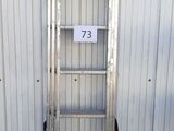 une échelle métallique située à côté d'un immeuble