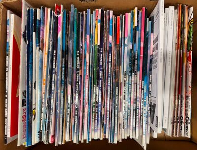 une boîte en carton remplie de livres et de magazines