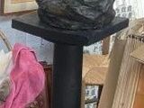 une statue représentant un homme tenant une batte de baseball posée sur une table