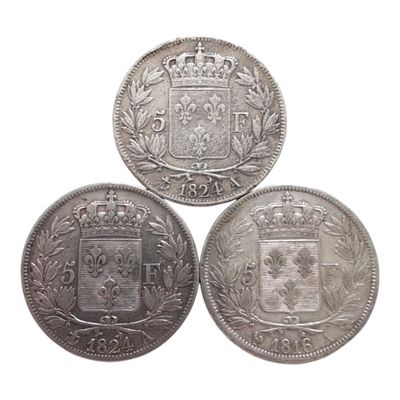 trois pièces d'argent sur lesquelles figure un blason