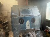 une photo d'une pièce en désordre dans laquelle se trouve une machine