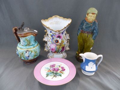 trois vases, une assiette et une assiette ornée d'un oiseau