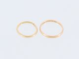 une paire de boucles d'oreilles en or sur fond blanc