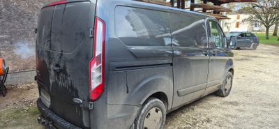 une camionnette noire garée dans un parking