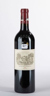 une bouteille de vin posée sur une table