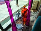 trois vases posés sur une table devant une fenêtre