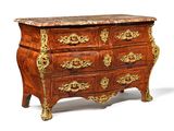 une commode avec un plateau en marbre sur fond blanc