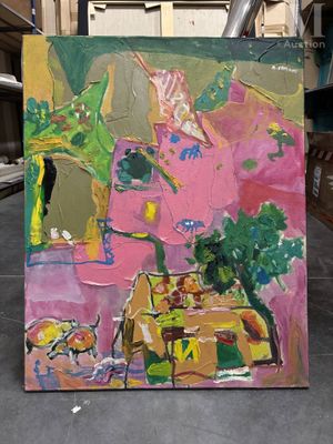 un tableau posé sur une table dans une pièce