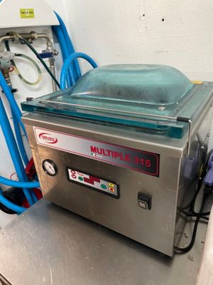 une machine posée sur une table dans une pièce