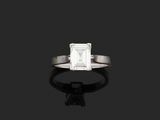 une bague sertie d'une seule pierre, une émeraude et des diamants