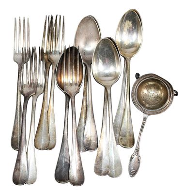 beaucoup de cuillères en argent et de cuillères sur la table