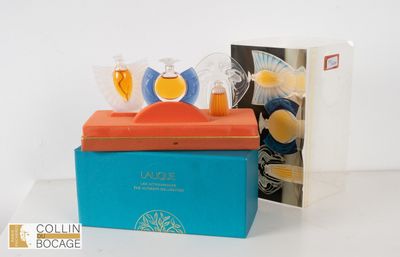 une boîte bleue avec un couvercle jaune et une boîte bleue avec un couvercle jaune