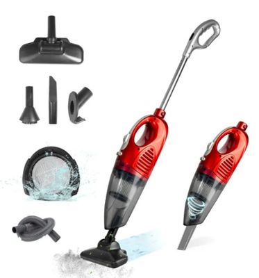 gros plan d'un aspirateur rouge et noir sur fond blanc