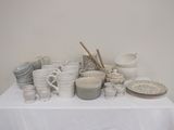 une table blanche recouverte de nombreux plats et tasses