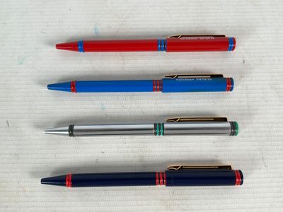 WATERMAN, Forum - Quatre stylos en métal ou celluloïd noir, …