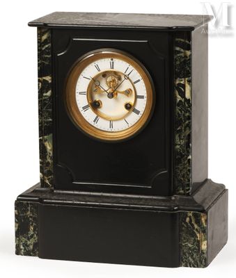 une horloge noire et dorée posée sur un socle en marbre