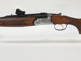 le fusil repose sur un socle transparent muni d'un support en plastique transparent