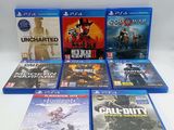 une pile de jeux vidéo posée sur une table blanche