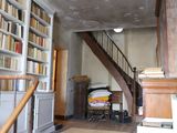 une pièce avec un escalier et des bibliothèques