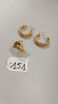 trois paires de boucles d'oreilles en or et une bague posées sur un fond blanc