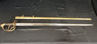 un gros plan d'une épée posée sur une table recouverte d'un tissu noir