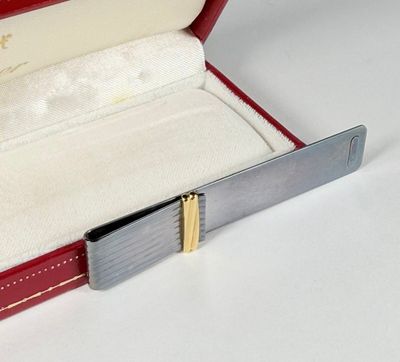 un étui rouge contenant un couteau, posé sur une surface blanche